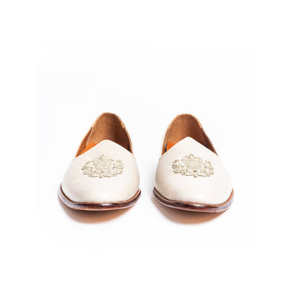 Kavith Sainaani White Embroidered Juttis