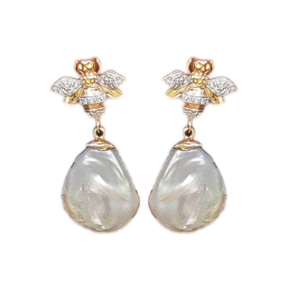 La marque-M White Beeing On Pearl Earrings