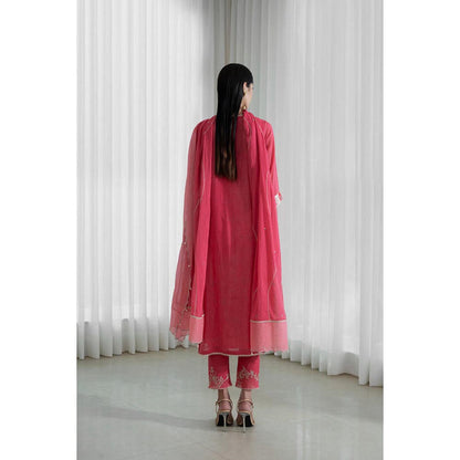 MANDIRA WIRK Women Mulmul Pink Kurta with Pant and Dupatta