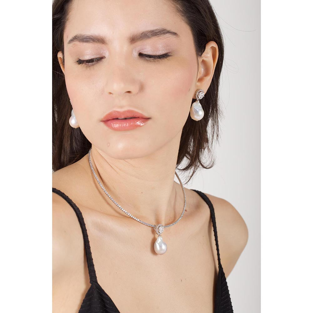 Mon Tresor White Row Attached Emerald Jewellery Set