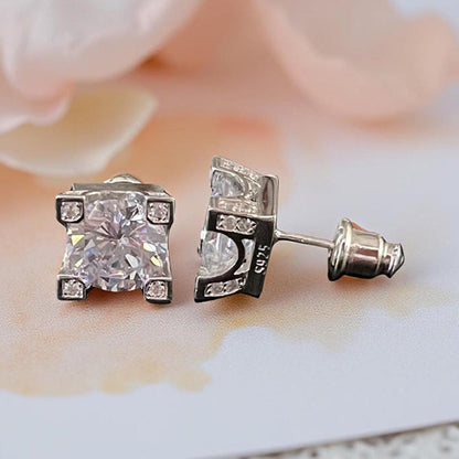 Mon Tresor White 2 Carat Round Solitaire With 4 Corner Diamonds