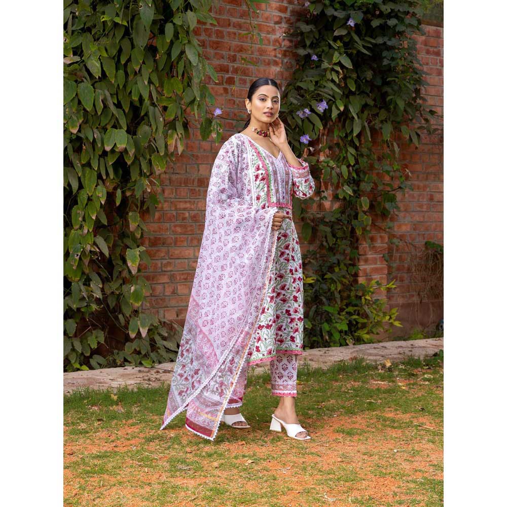 Naseebo White Blooming Grace Hand Blocked Cotton Kurta with Pant and Dupatta (Set of 3)
