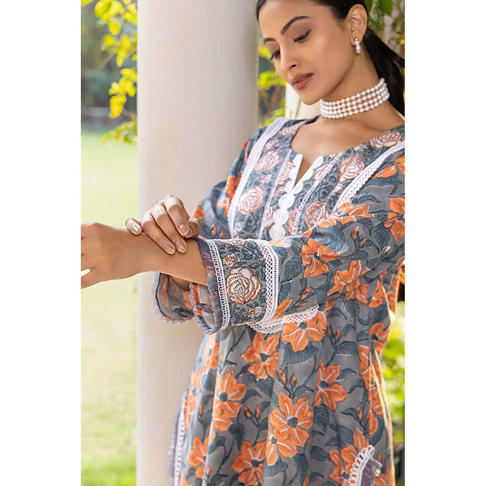 Naseebo Smoky Grey Kurta And Pant With Dupatta Set