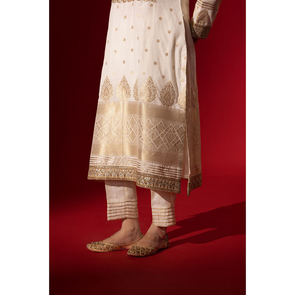 Naseebo Crimson Royale Embroidered Kurta with Pant & Dupatta