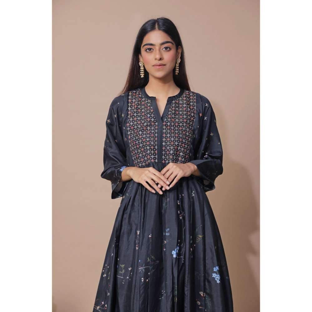 Neelu Sethi Printed Silk Embroidered Kurta With Salwar (Set of 2)