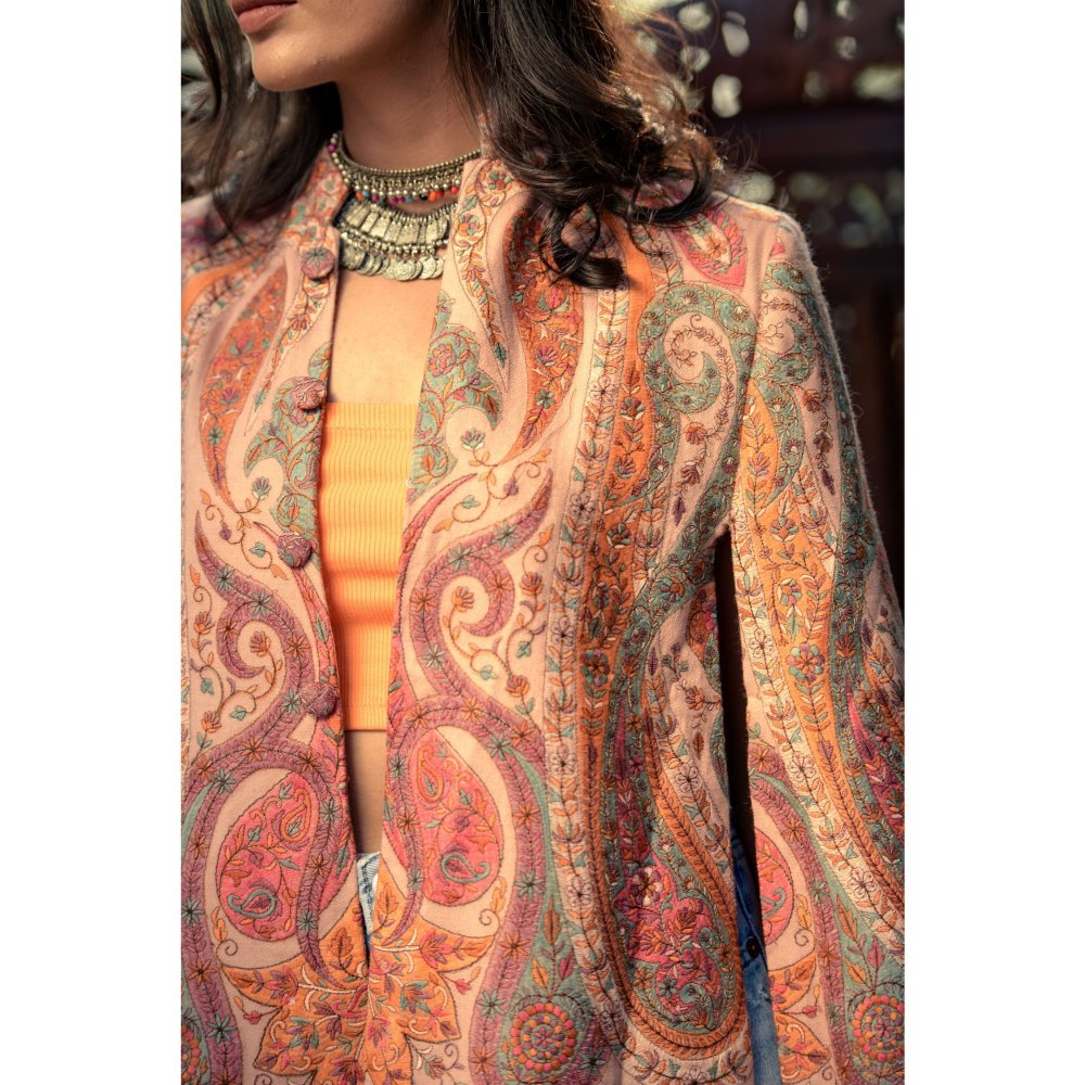 NEIZA Classic Peach Paisley Cape