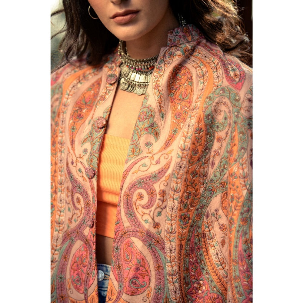 NEIZA Classic Peach Paisley Cape