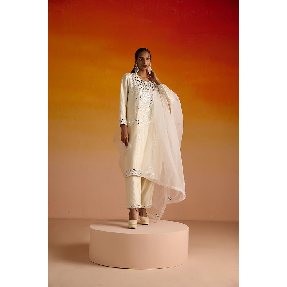 OHH CROW Ivory Embroidered Raw Silk Kurta with Pant and Dupatta (Set of 3)