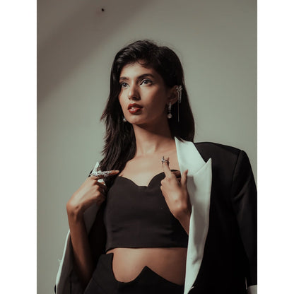 Orthodox Black Refined Sweetheart Banana Crepe Crop Top