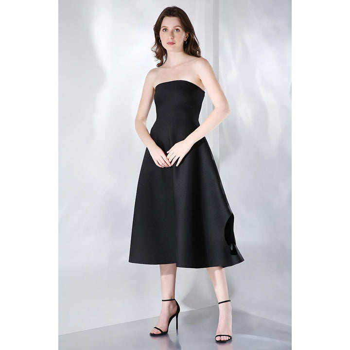 Ozeqo Ace Black Solid Strapless Tube Midi Dress