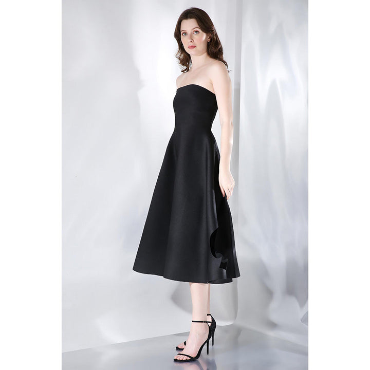 Ozeqo Ace Black Solid Strapless Tube Midi Dress