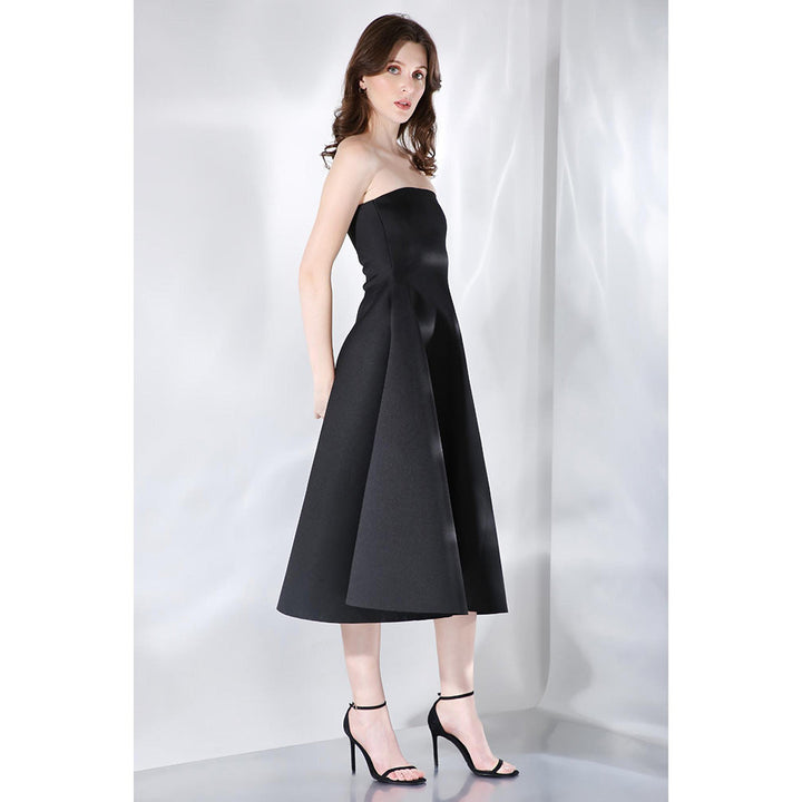 Ozeqo Ace Black Solid Strapless Tube Midi Dress