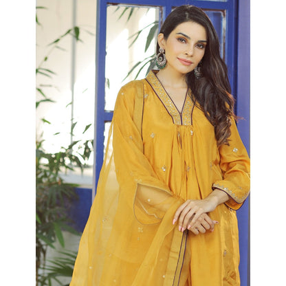 Pairaahan Zoella Silk. Mustard Hand Embroidered Kurta (Set of 3)