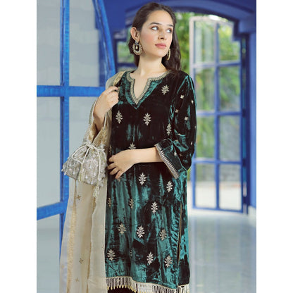 Pairaahan Naaz Velvet Embroidered Kurta (Set of 3)
