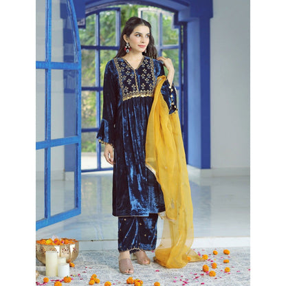 Pairaahan Falak Velvet Embroidered Kurta (Set of 3)