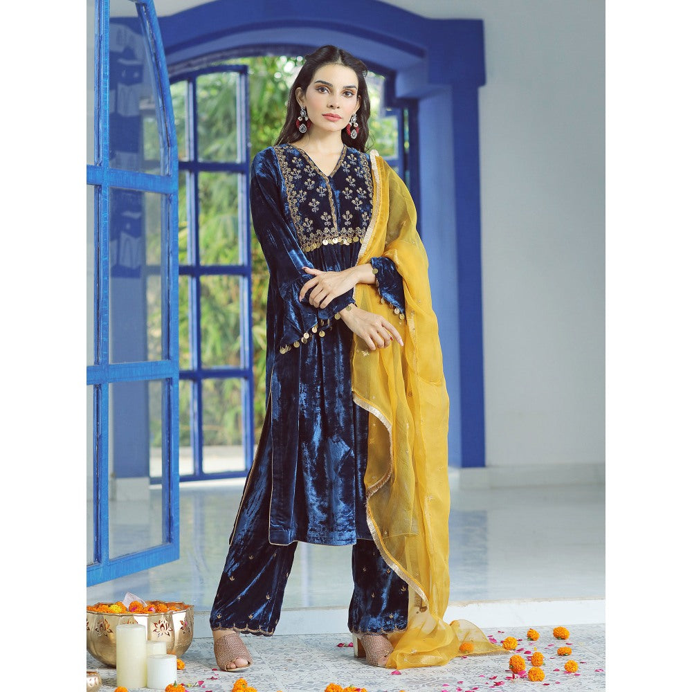 Pairaahan Falak Velvet Embroidered Kurta (Set of 3)