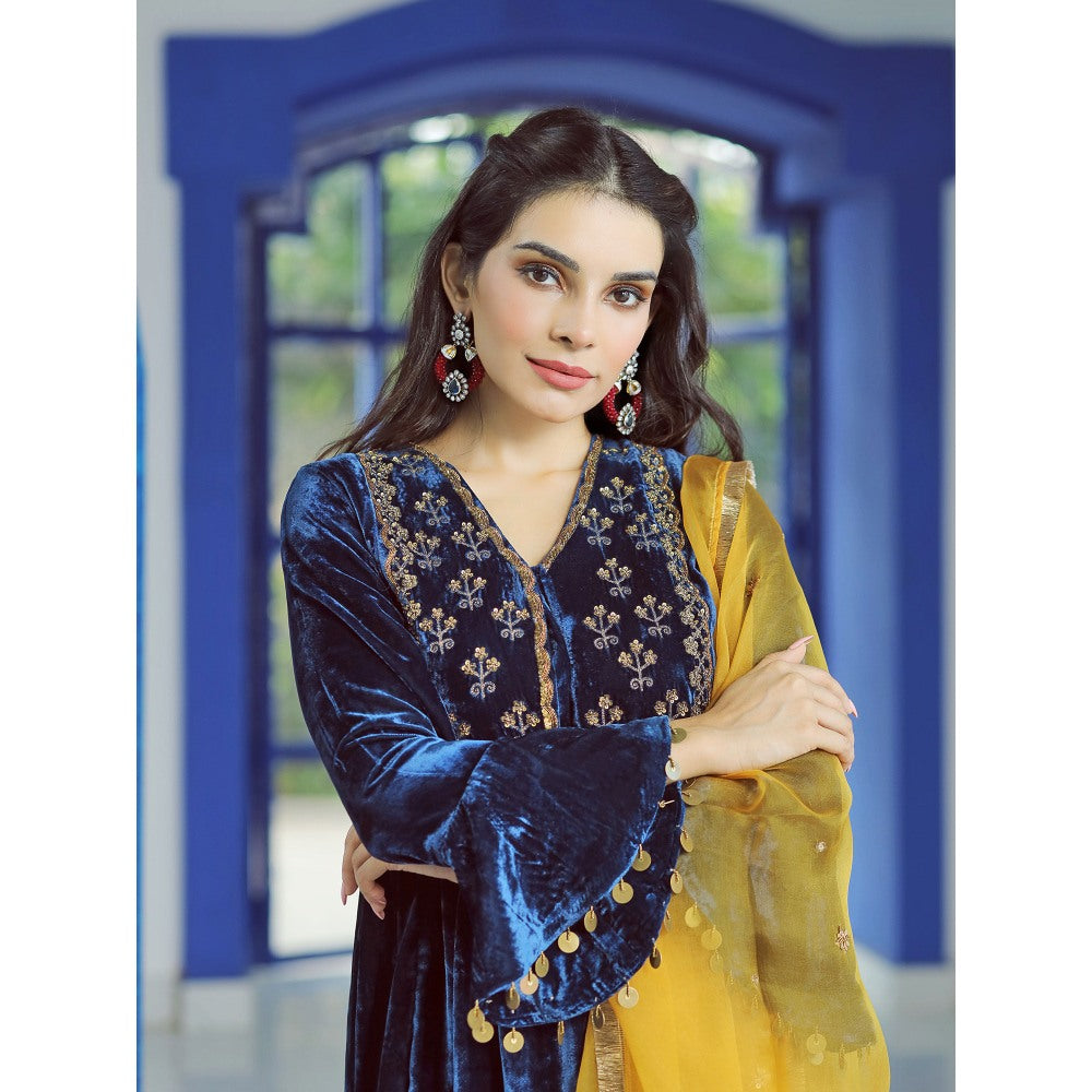 Pairaahan Falak Velvet Embroidered Kurta (Set of 3)