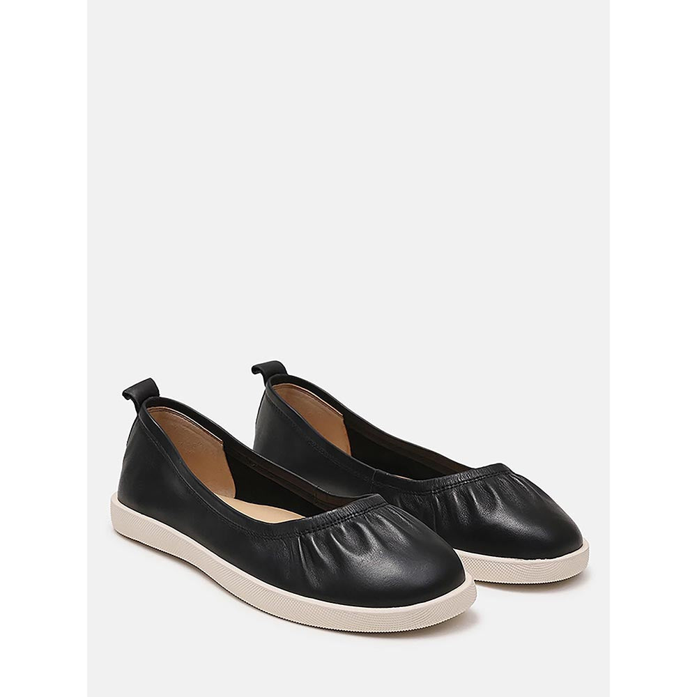 PAZZION Women's Black Tammy Ruched Round-Toe Ballerina