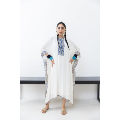 POOJA RAJGARHIA GUPTA Chandrama Kaftan with Slip (Set of 2)