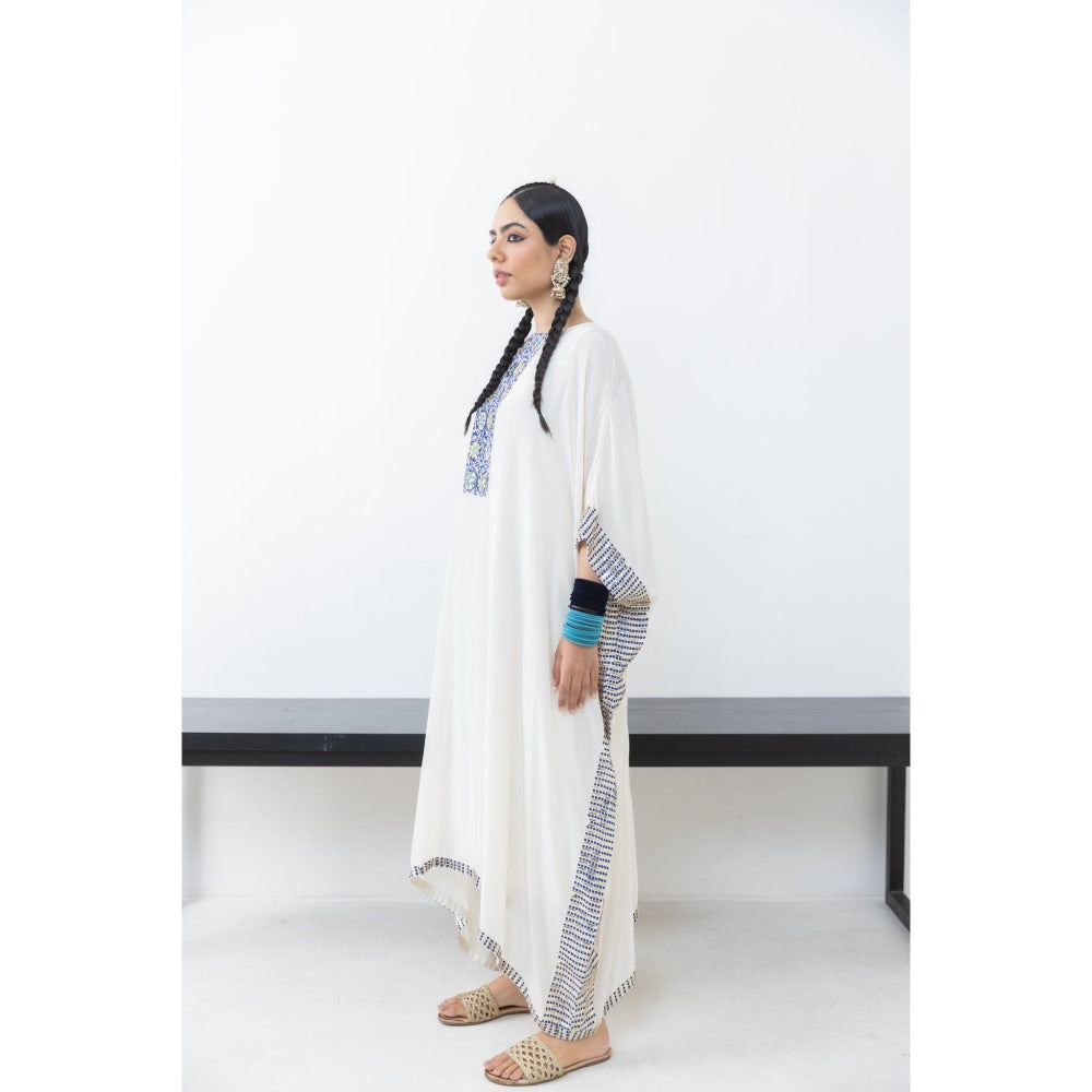 POOJA RAJGARHIA GUPTA Chandrama Kaftan with Slip (Set of 2)