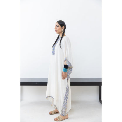 POOJA RAJGARHIA GUPTA Chandrama Kaftan with Slip (Set of 2)