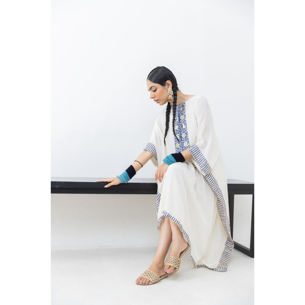 POOJA RAJGARHIA GUPTA Chandrama Kaftan with Slip (Set of 2)