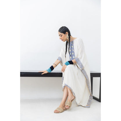 POOJA RAJGARHIA GUPTA Chandrama Kaftan with Slip (Set of 2)