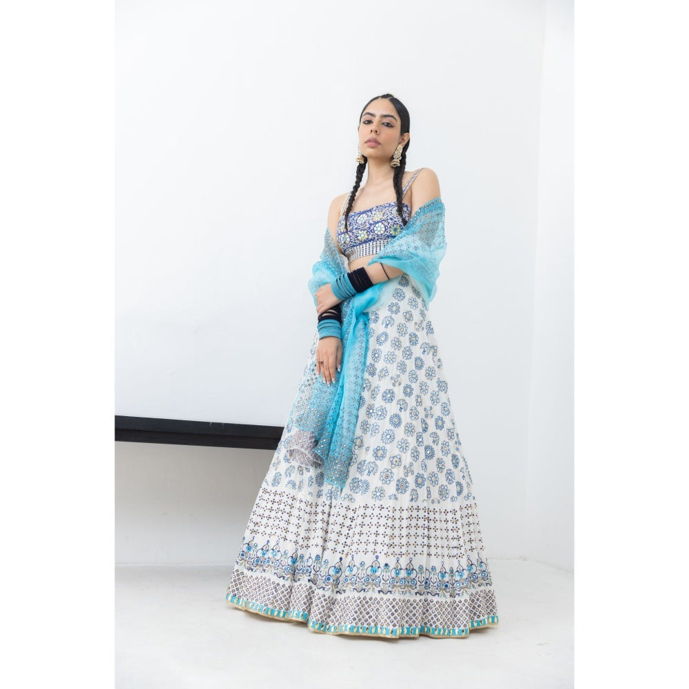 POOJA RAJGARHIA GUPTA Chandrama Lehenga with Blouse and Dupatta (Set of 3)