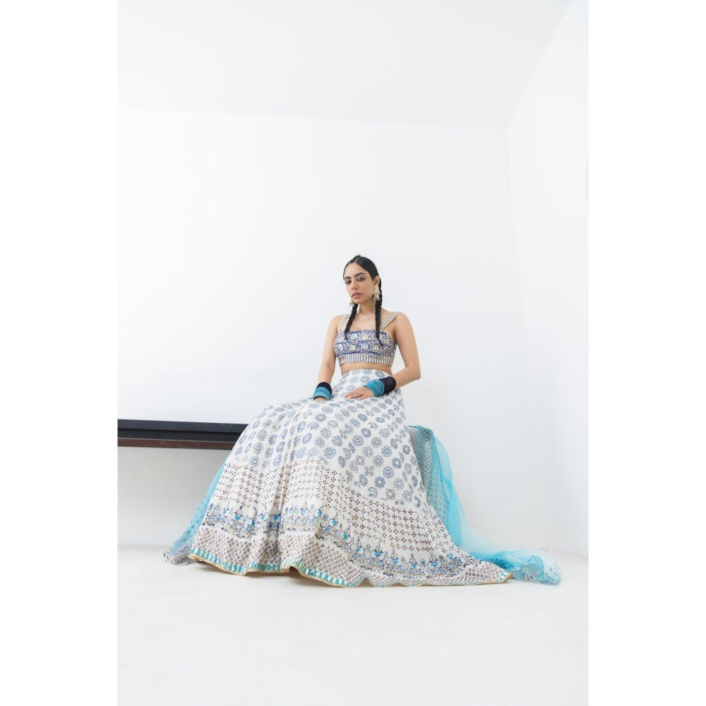 POOJA RAJGARHIA GUPTA Chandrama Lehenga with Blouse and Dupatta (Set of 3)