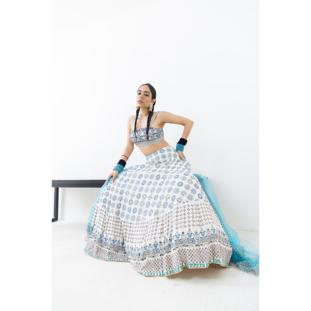 POOJA RAJGARHIA GUPTA Chandrama Lehenga with Blouse and Dupatta (Set of 3)