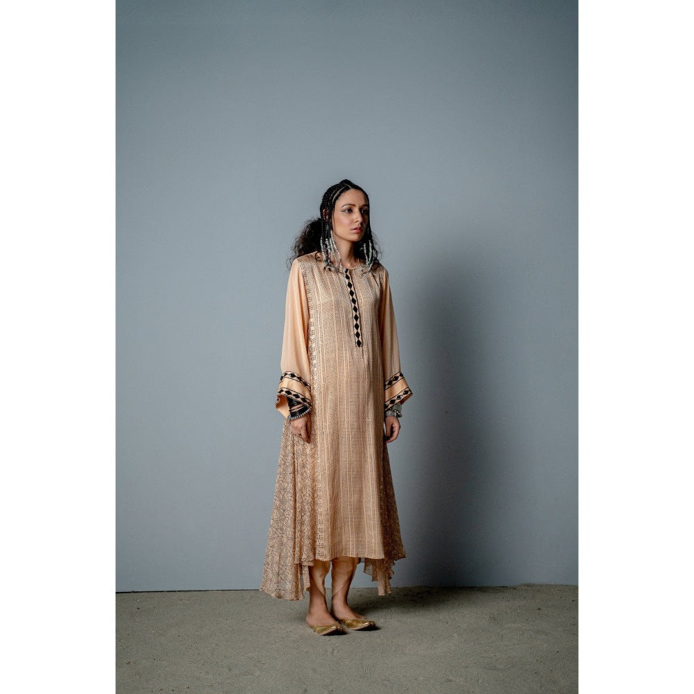 POOJA RAJGARHIA GUPTA Zenobia Umbrella Kurta with Pant (Set of 2)