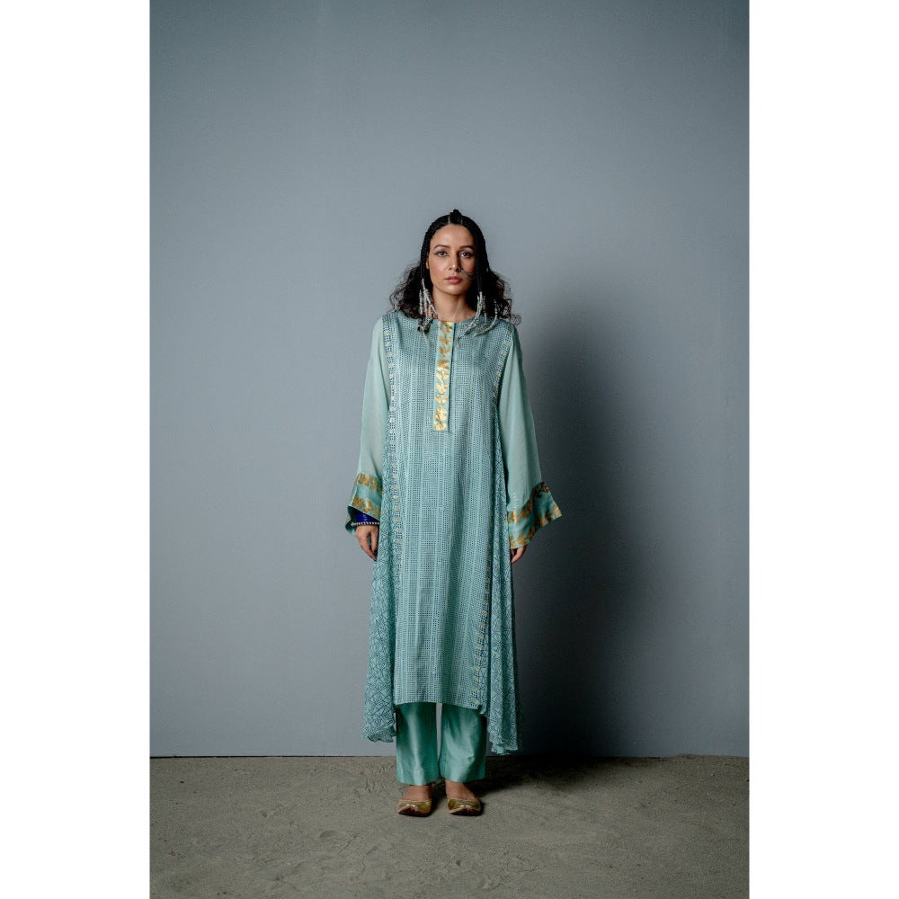 POOJA RAJGARHIA GUPTA Nerfetiti Umbrella Kurta with Pant (Set of 2)