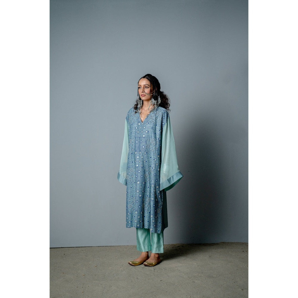 POOJA RAJGARHIA GUPTA Aqua Mosaic Pheran Kurta with Pant (Set of 2)