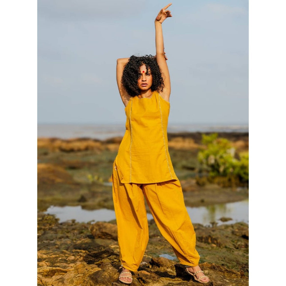 PRATHAA Women Yellow Cotton Solid Kurti with Pant