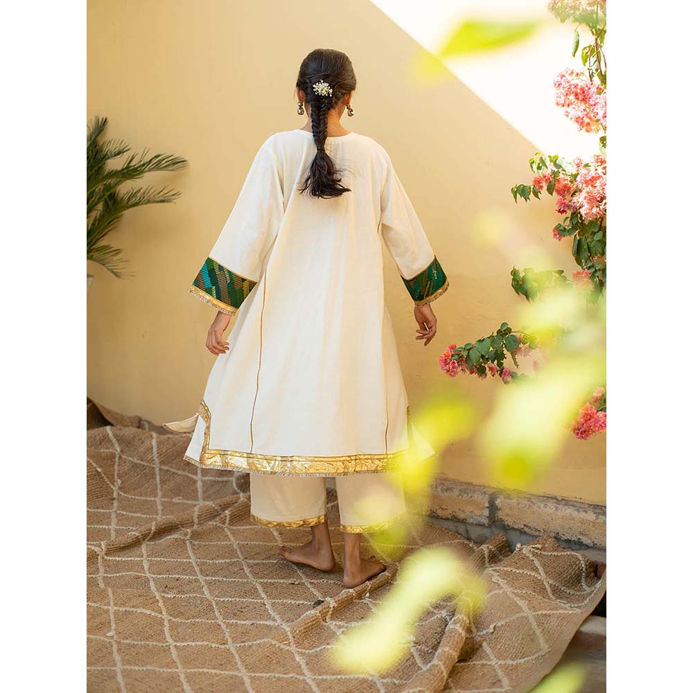 PRIYANKA RAAJIV Zoran - Ivory Upcycled Patchwork Kurta (Set of 2)
