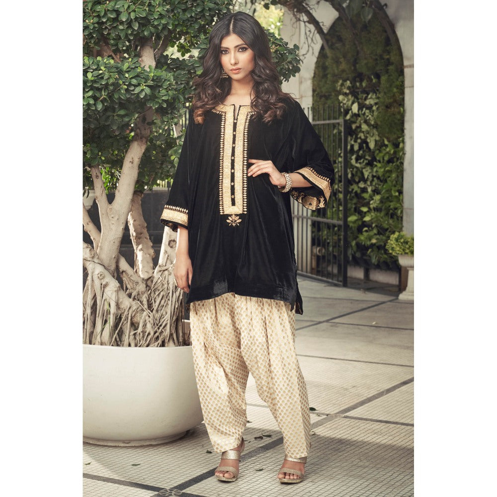 Ranian Black Velvet Kurta with Salwar (Set of 2)