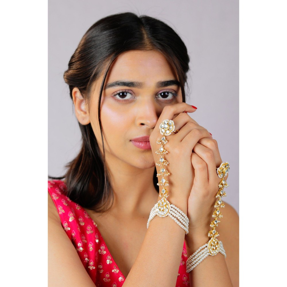RIANA JEWELLERY Festive Wear Cum Bridal Wear White Floral Hathphool/Hand Harness