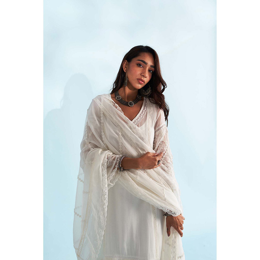 Roze Naira White Kurta with Pant and Dupatta (Set of 3)