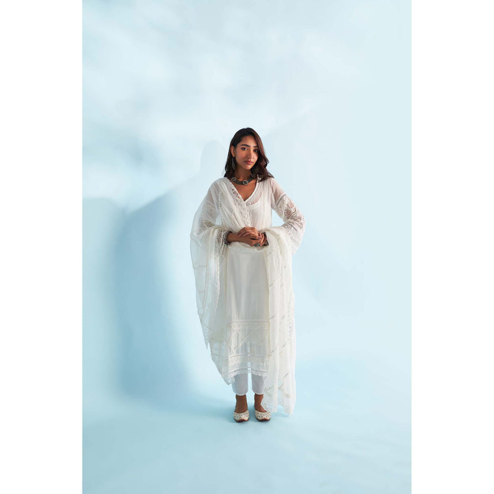 Roze Naira White Kurta with Pant and Dupatta (Set of 3)