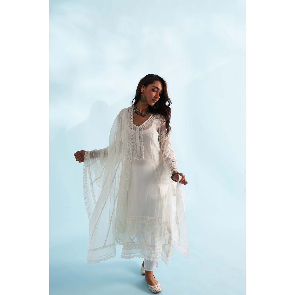 Roze Naira White Kurta with Pant and Dupatta (Set of 3)