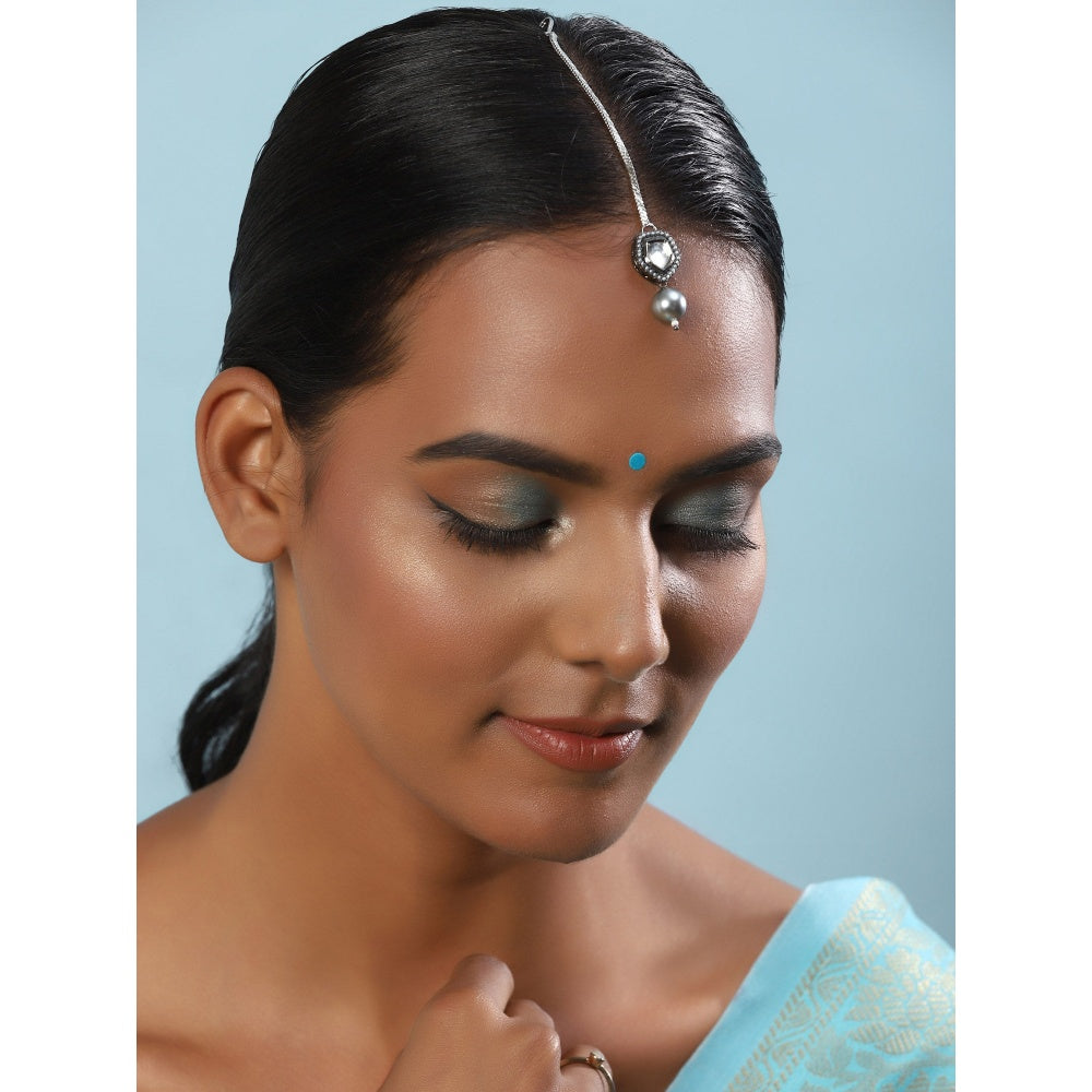 RUBY RAANG STUDIO Nai Fiza Neutraal Silver Pearl Embellished Maang Tikka