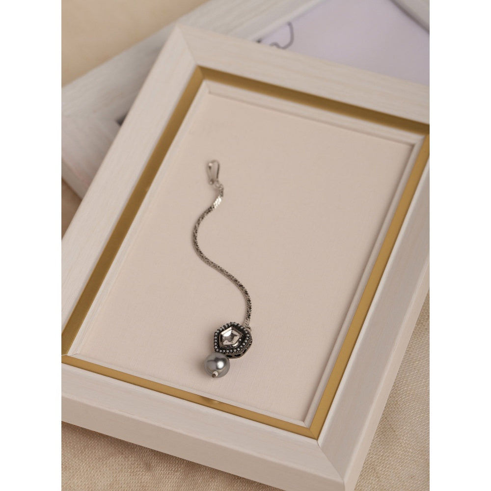 RUBY RAANG STUDIO Nai Fiza Neutraal Silver Pearl Embellished Maang Tikka