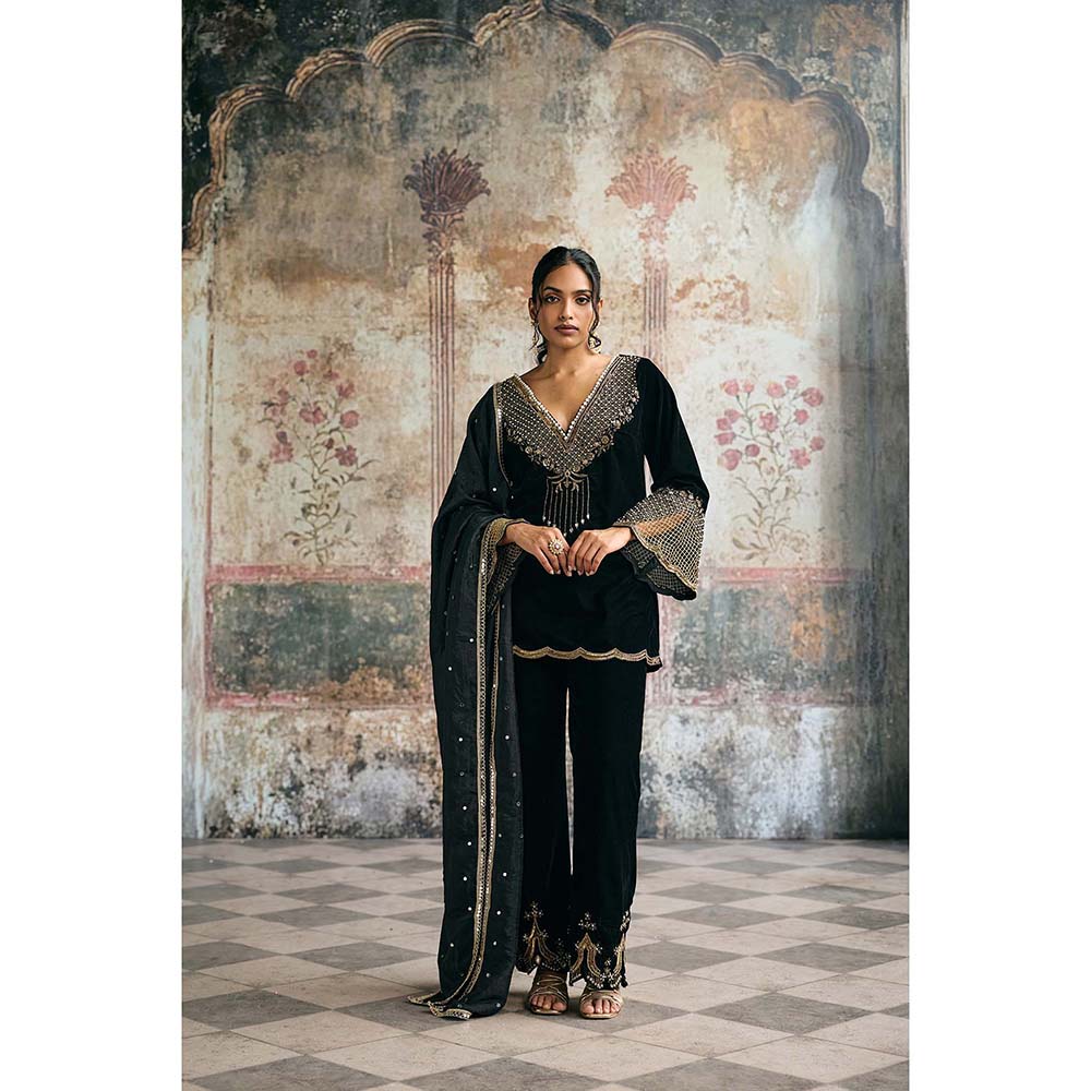 Saanjh by Lea Asmaira Black Hand-Embroidered Velvet Kurta With Pant And Dupatta