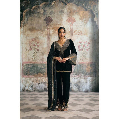Saanjh by Lea Asmaira Black Hand-Embroidered Velvet Kurta With Pant And Dupatta