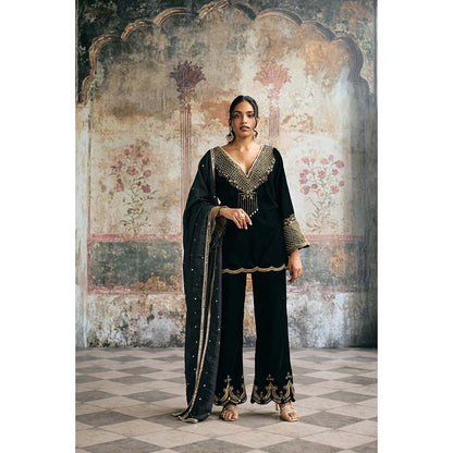 Saanjh by Lea Asmaira Black Hand-Embroidered Velvet Kurta With Pant And Dupatta
