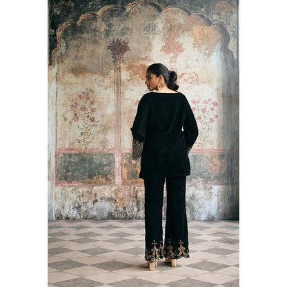 Saanjh by Lea Asmaira Black Hand-Embroidered Velvet Kurta With Pant And Dupatta