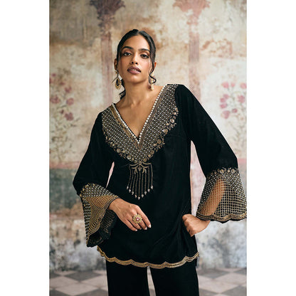 Saanjh by Lea Asmaira Black Hand-Embroidered Velvet Kurta With Pant And Dupatta