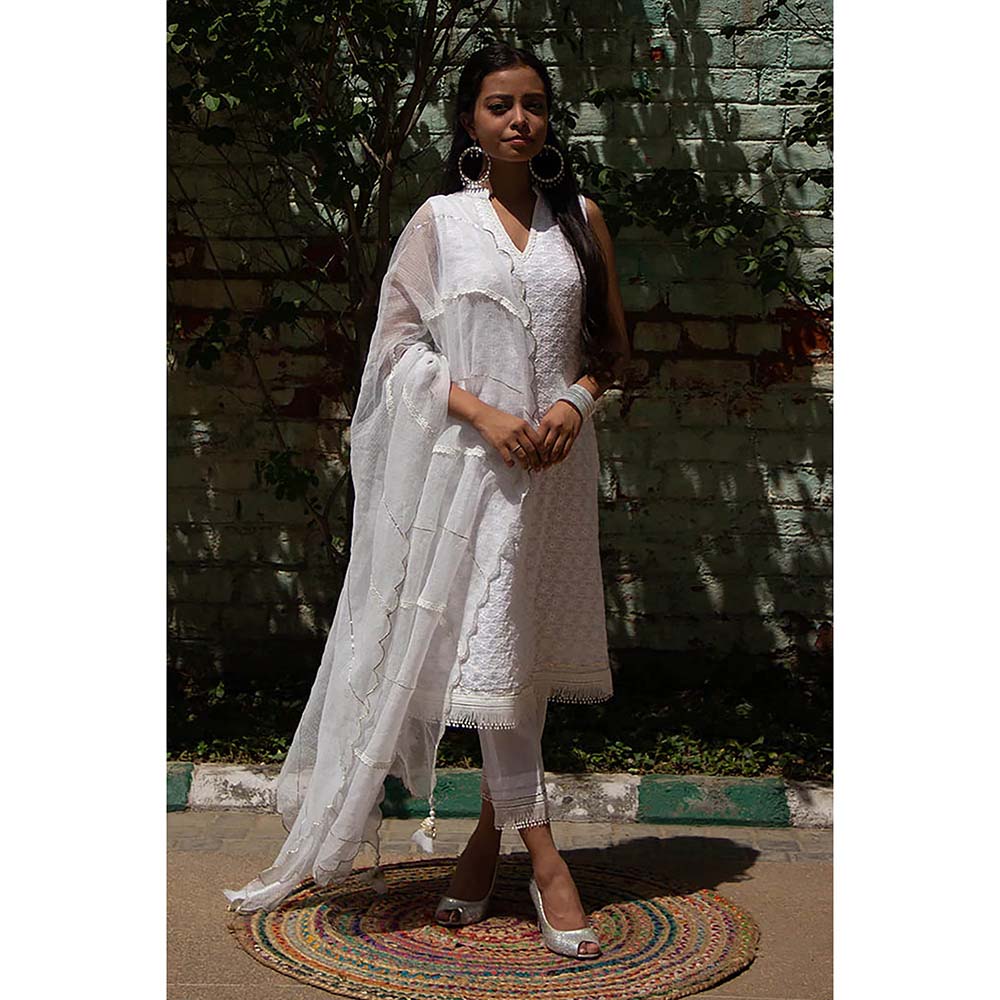 Saatvikei Kesar - Ivory Sleeveless Kurta with Pant and Dupatta (Set of 3)