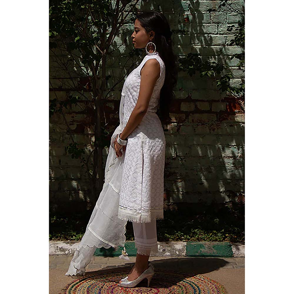 Saatvikei Kesar - Ivory Sleeveless Kurta with Pant and Dupatta (Set of 3)