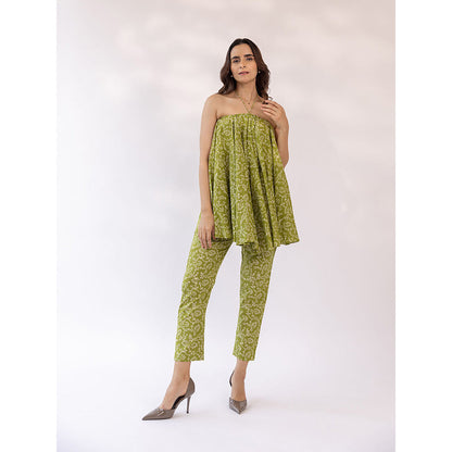 SHAAKHA Green Floral Printed Sleeveless Halter Neck Kurta With Pant (Set of 2)